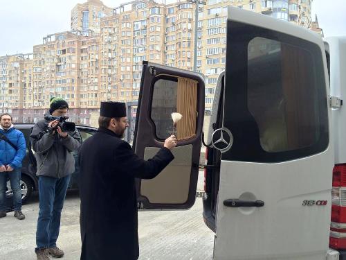 Київ: Патріарх Святослав поблагословив волонтерів та капеланів,які повезли необхідні речі в зону АТО